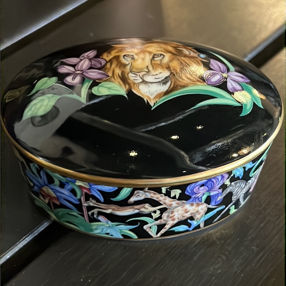 𝐑𝐀𝐑𝐄 𝐅𝐑𝐀𝐍𝐂𝐈𝐒𝐂𝐀𝐍 𝐌𝐄𝐍𝐀𝐆𝐄𝐑𝐈𝐄 𝐙𝐎𝐎 𝐓𝐑𝐈𝐍𝐊𝐄𝐓 𝐁𝐎𝐗 - Picture 4 of 17